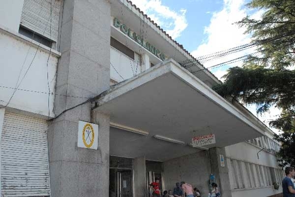 Por robos reiterados, en el hospital Eva Perón usan sillas de jardín con ruedas