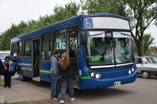 Paulatinamente los vecinos van subiéndose al bondi 