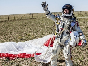  Félix Baumbartner tocó la tierra y cumplió la hazaña de haberse lanzado desde la estratosfera 