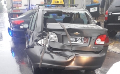 Un camión chocó a un taxi en avenida San Martín