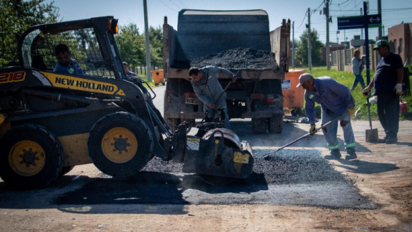 Se intensifican tareas de bacheo y recuperación de arterias en distintos barrios de la ciudad
