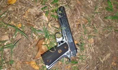 Quisieron robarle la moto a pareja en garita de colectivo, pero tuvieron que huir dejando el arma