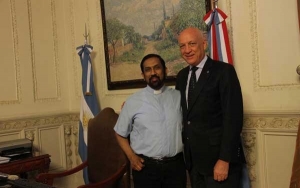 Bonfatti entregó un aporte al padre Ignacio para la construcción de un polideportivo en Rosario