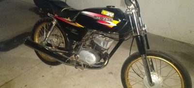 Circulaba haciendo zigzag en una moto robada