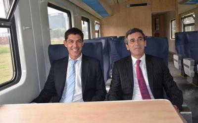 Ramos y Randazzo juntos con el tren Rosario - Retiro