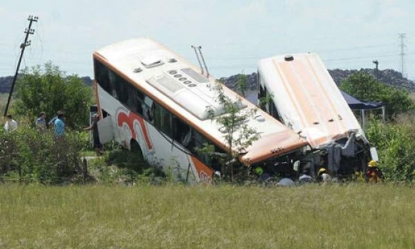 Doce muertos y 34 heridos tras el choque de micros Monticas