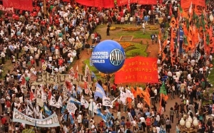 Miles de personas celebran el Día de La Lealtad y expresan su respaldo a Cristina en Plaza de Mayo