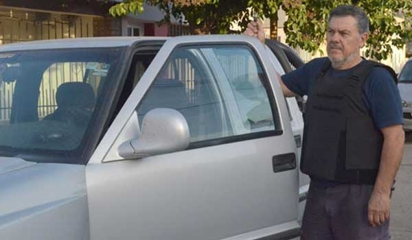 Custodia y chaleco antibalas para Alberto Perassi