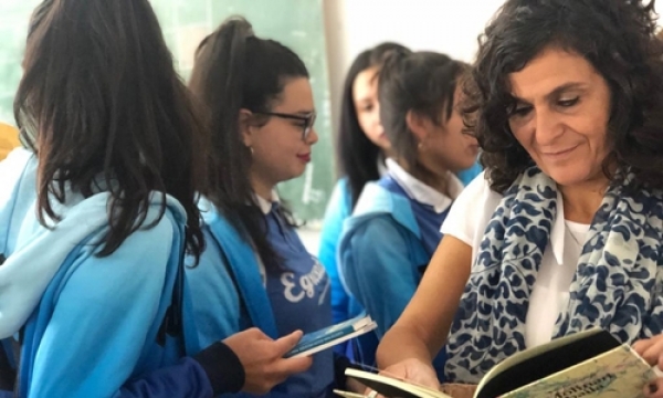 Se inauguró una biblioteca de autores y autoras rosarinas en una escuela de barrio Las Flores