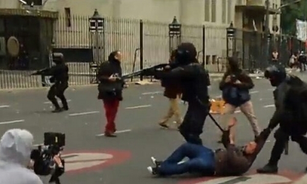 Violenta represión en la 9 de Julio contra manifestantes que pedían trabajo y comida