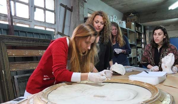 Profesionales de artes visuales se capacitan en la restauración de obras de arte de la provincia