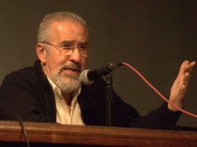Atilio Borón criticó la concentración de medios y valoró el triunfo de Chávez