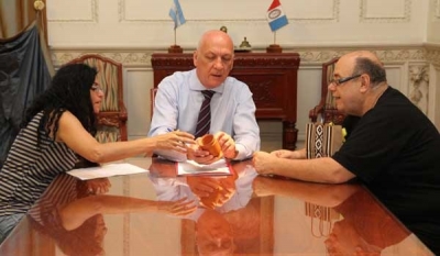 El gobernador entregó un aporte de 300 mil pesos a la Biblioteca Pocho Lepratti