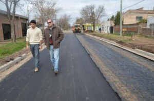 Avanza la obra de asfalto en calle Maipo en barrio Martín Fierro