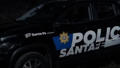 Violento ataque a la policía: dos efectivos heridos y un detenido