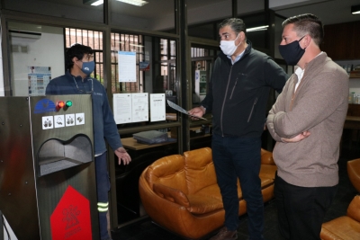 Industria baigorriense presentó moderna máquina sanitizadora de manos