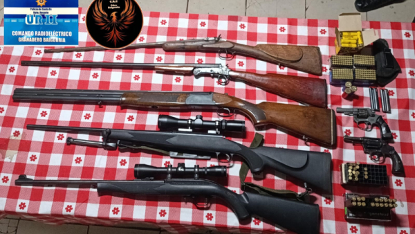 Un motociclista fue detenido tras realizar disparos al aire: Le secuestraron varias armas de fuego