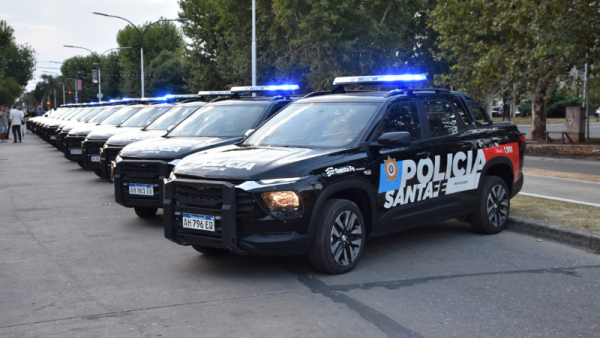 La Provincia entregó 17 camionetas adaptadas para patrullaje policial en el departamento San Lorenzo