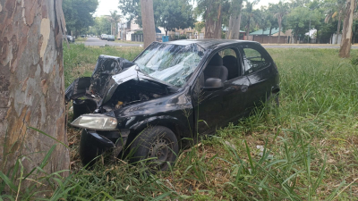 Sufrió múltiples lesiones tras chocar contra un árbol
