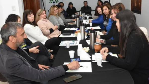 Representantes educativos y del Ministerio de Educación abordan problemáticas escolares