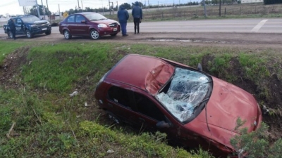 Fiat Palio sobre el zanjón en la intersección de Silvestre Begnis y Camino de los granaderos